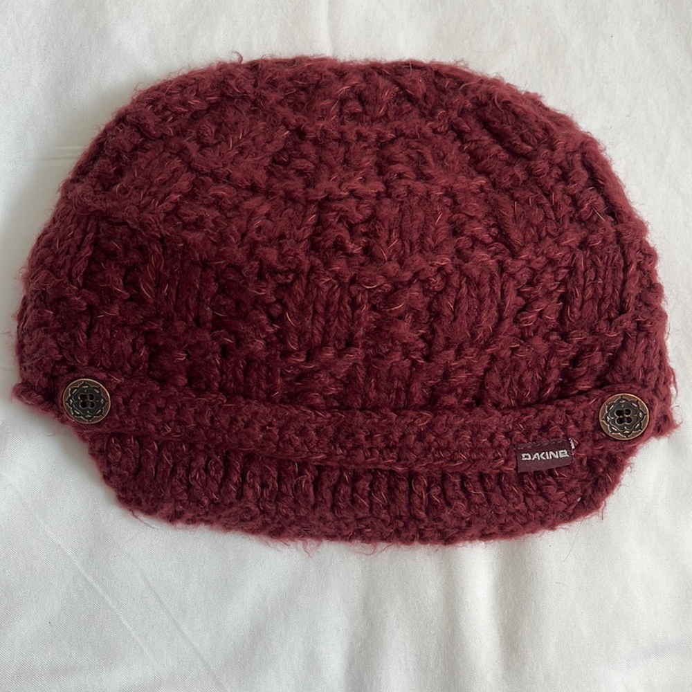 Dakine beanie. New, never been worn maroon Dakine beanie.